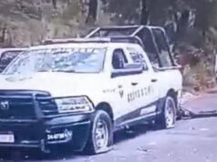 Ataque armado en Michoacán deja cinco policías muertos Patrulla de la Guardia Civil de Michoacán con impactos de bala en el parabrisas y llantas ponchadas tras una emboscada en carretera.