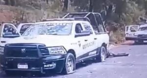 Ataque armado en Michoacán deja cinco policías muertos Patrulla de la Guardia Civil de Michoacán con impactos de bala en el parabrisas y llantas ponchadas tras una emboscada en carretera.