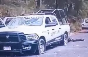 Ataque armado en Michoacán deja cinco policías muertos Patrulla de la Guardia Civil de Michoacán con impactos de bala en el parabrisas y llantas ponchadas tras una emboscada en carretera.