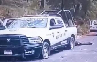 Ataque armado en Michoacán deja cinco policías muertos Patrulla de la Guardia Civil de Michoacán con impactos de bala en el parabrisas y llantas ponchadas tras una emboscada en carretera.