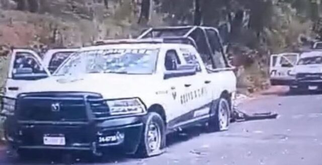 camioneta-guardia-civil-michoacan-ataque Patrulla de la Guardia Civil de Michoacán con impactos de bala en el parabrisas y llantas ponchadas tras una emboscada en carretera.