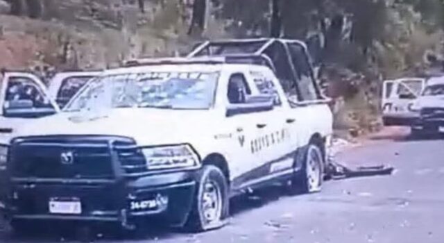 Ataque armado en Michoacán deja cinco policías muertos Patrulla de la Guardia Civil de Michoacán con impactos de bala en el parabrisas y llantas ponchadas tras una emboscada en carretera.