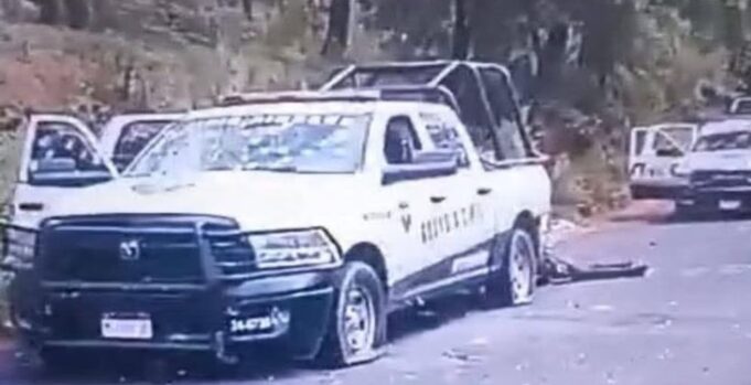 Ataque armado en Michoacán deja cinco policías muertos Patrulla de la Guardia Civil de Michoacán con impactos de bala en el parabrisas y llantas ponchadas tras una emboscada en carretera.