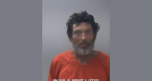 Arresto en Huntsville tras intento de robo con cuchillo Fotografía policial de Chadwick Larwin Wilbourn con uniforme naranja de prisión tras su arresto en Huntsville.
