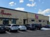 Chick-fil-A en Alabama recauda fondos por ex empleado ahogado Fachada exterior de un restaurante Chick-fil-A en Alabama con vehículos estacionados frente al establecimiento en un día despejado.