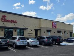 Chick-fil-A en Alabama recauda fondos por ex empleado ahogado Fachada exterior de un restaurante Chick-fil-A en Alabama con vehículos estacionados frente al establecimiento en un día despejado.