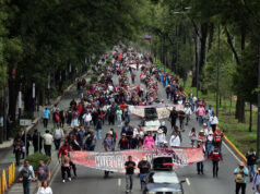 CNTE marcha hacia el Estadio Azteca y amenaza el Mundial 2026 Manifestación masiva de maestros de la CNTE sosteniendo una lona de huelga nacional en una avenida de México.