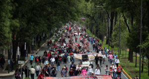 CNTE marcha hacia el Estadio Azteca y amenaza el Mundial 2026 Manifestación masiva de maestros de la CNTE sosteniendo una lona de huelga nacional en una avenida de México.
