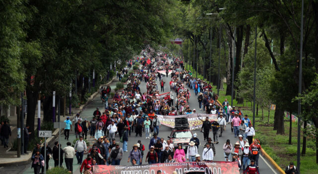 CNTE marcha hacia el Estadio Azteca y amenaza el Mundial 2026 Manifestación masiva de maestros de la CNTE sosteniendo una lona de huelga nacional en una avenida de México.