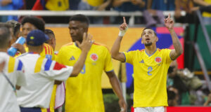 Colombia clasifica a dieciseisavos tras vencer a Congo El futbolista Daniel Muñoz celebra con los dedos hacia el cielo vistiendo la camiseta número 2 de Colombia en el Mundial 2026.