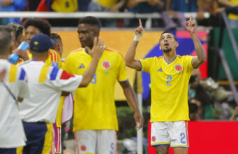 Colombia clasifica a dieciseisavos tras vencer a Congo El futbolista Daniel Muñoz celebra con los dedos hacia el cielo vistiendo la camiseta número 2 de Colombia en el Mundial 2026.