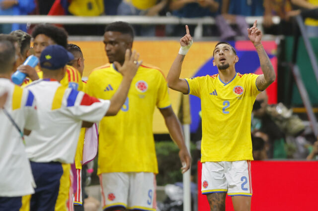 El futbolista Daniel Muñoz celebra con los dedos hacia el cielo vistiendo la camiseta número 2 de Colombia en el Mundial 2026.