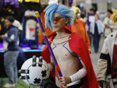 Comic Con Colombia 2026 arranca con la gran fiesta geek en Bogotá Un joven cosplayer con cabello azul y capa roja sostiene un báculo en la feria Comic Con de Bogotá.