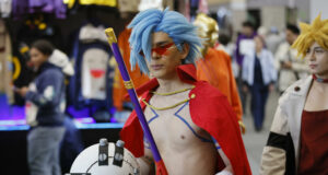 Comic Con Colombia 2026 arranca con la gran fiesta geek en Bogotá Un joven cosplayer con cabello azul y capa roja sostiene un báculo en la feria Comic Con de Bogotá.