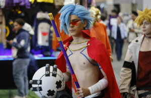 Comic Con Colombia 2026 arranca con la gran fiesta geek en Bogotá Un joven cosplayer con cabello azul y capa roja sostiene un báculo en la feria Comic Con de Bogotá.
