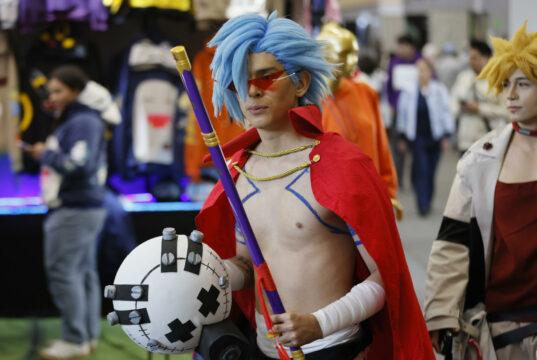 Comic Con Colombia 2026 arranca con la gran fiesta geek en Bogotá Un joven cosplayer con cabello azul y capa roja sostiene un báculo en la feria Comic Con de Bogotá.