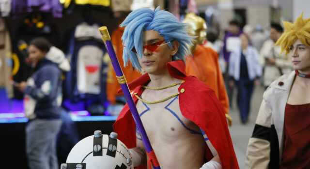 Comic Con Colombia 2026 arranca con la gran fiesta geek en Bogotá Un joven cosplayer con cabello azul y capa roja sostiene un báculo en la feria Comic Con de Bogotá.