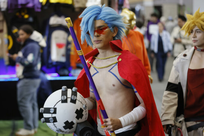 Comic Con Colombia 2026 arranca con la gran fiesta geek en Bogotá Un joven cosplayer con cabello azul y capa roja sostiene un báculo en la feria Comic Con de Bogotá.