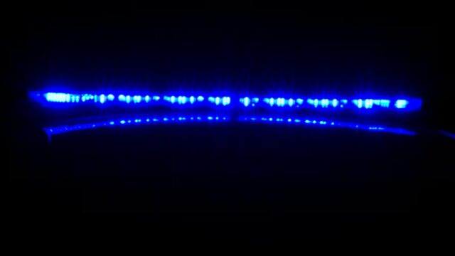 condado-hale-alabama-luces-patrulla-policia Luces de emergencia de color azul brillante de una patrulla de la policía encendidas en la oscuridad de la noche.
