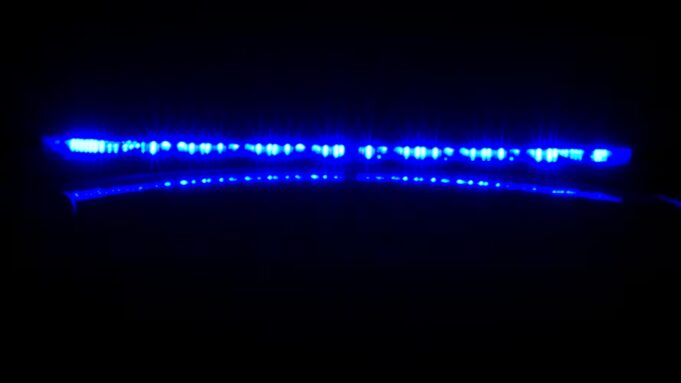 Arresto en el condado de Hale por falsificación y fuga de prisión Luces de emergencia de color azul brillante de una patrulla de la policía encendidas en la oscuridad de la noche.