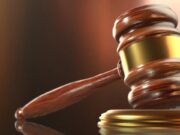 Arma de fuego en Alabama: dictan condena de 5 años a delincuente Mazo de madera de un juez sobre su base en un tribunal de justicia durante la lectura de una sentencia penal.