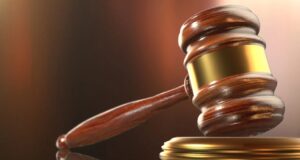 Arma de fuego en Alabama: dictan condena de 5 años a delincuente Mazo de madera de un juez sobre su base en un tribunal de justicia durante la lectura de una sentencia penal.