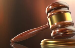 Arma de fuego en Alabama: dictan condena de 5 años a delincuente Mazo de madera de un juez sobre su base en un tribunal de justicia durante la lectura de una sentencia penal.