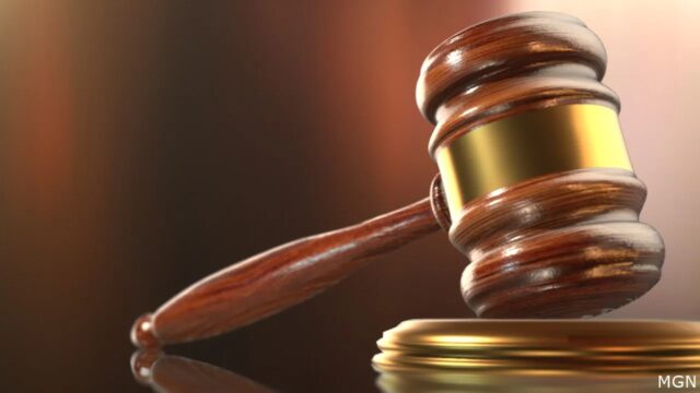 condenado-delito-grave-sentenciado-posesion-ilegal-arma-fuego Mazo de madera de un juez sobre su base en un tribunal de justicia durante la lectura de una sentencia penal.