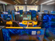Conectividad rural en Colombia: Avance reduce brecha digital Estudiantes usan computadores modernos en un laboratorio tecnológico para reducir la brecha de conectividad rural.
