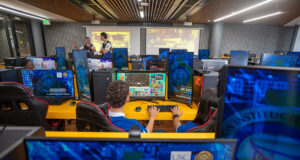 Conectividad rural en Colombia: Avance reduce brecha digital Estudiantes usan computadores modernos en un laboratorio tecnológico para reducir la brecha de conectividad rural.