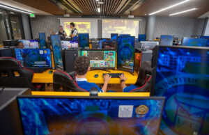 Conectividad rural en Colombia: Avance reduce brecha digital Estudiantes usan computadores modernos en un laboratorio tecnológico para reducir la brecha de conectividad rural.