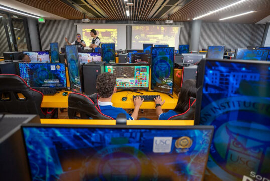 Conectividad rural en Colombia: Avance reduce brecha digital Estudiantes usan computadores modernos en un laboratorio tecnológico para reducir la brecha de conectividad rural.