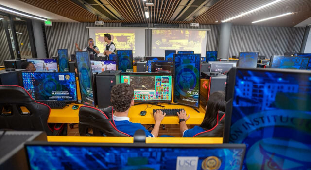 Conectividad rural en Colombia: Avance reduce brecha digital Estudiantes usan computadores modernos en un laboratorio tecnológico para reducir la brecha de conectividad rural.