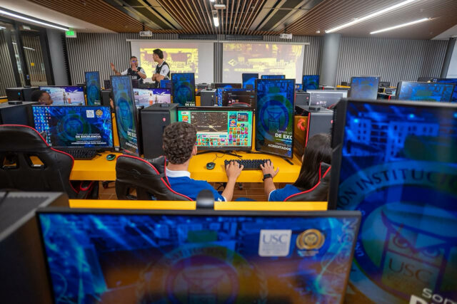 Estudiantes usan computadores modernos en un laboratorio tecnológico para reducir la brecha de conectividad rural.