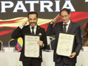Elecciones en Colombia: Abelardo de la Espriella recibe credencial Abelardo de la Espriella y José Manuel Restrepo sostienen sus credenciales presidenciales del CNE de Colombia haciendo un saludo militar.