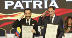 Elecciones en Colombia: Abelardo de la Espriella recibe credencial Abelardo de la Espriella y José Manuel Restrepo sostienen sus credenciales presidenciales del CNE de Colombia haciendo un saludo militar.