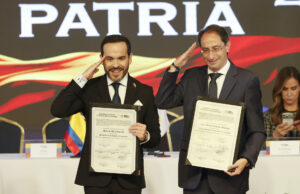 Elecciones en Colombia: Abelardo de la Espriella recibe credencial Abelardo de la Espriella y José Manuel Restrepo sostienen sus credenciales presidenciales del CNE de Colombia haciendo un saludo militar.