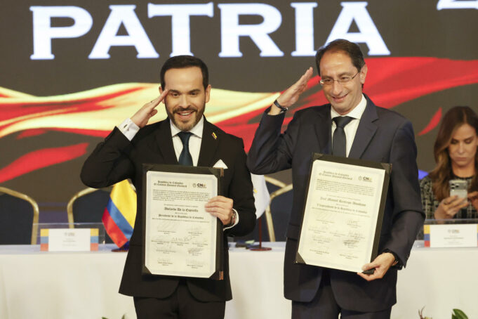 Elecciones en Colombia: Abelardo de la Espriella recibe credencial Abelardo de la Espriella y José Manuel Restrepo sostienen sus credenciales presidenciales del CNE de Colombia haciendo un saludo militar.