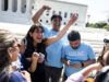 El Supremo de EE. UU. anula la orden de Trump sobre ciudadanía por nacimiento Jóvenes de LULAC celebran con alegría frente a la Corte Suprema de EE. UU. tras el fallo de ciudadanía por nacimiento.