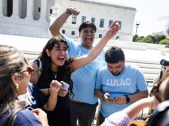 El Supremo de EE. UU. anula la orden de Trump sobre ciudadanía por nacimiento Jóvenes de LULAC celebran con alegría frente a la Corte Suprema de EE. UU. tras el fallo de ciudadanía por nacimiento.