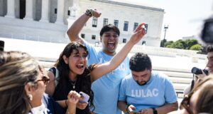 El Supremo de EE. UU. anula la orden de Trump sobre ciudadanía por nacimiento Jóvenes de LULAC celebran con alegría frente a la Corte Suprema de EE. UU. tras el fallo de ciudadanía por nacimiento.