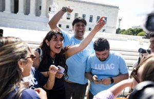 El Supremo de EE. UU. anula la orden de Trump sobre ciudadanía por nacimiento Jóvenes de LULAC celebran con alegría frente a la Corte Suprema de EE. UU. tras el fallo de ciudadanía por nacimiento.