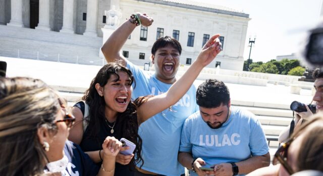 El Supremo de EE. UU. anula la orden de Trump sobre ciudadanía por nacimiento Jóvenes de LULAC celebran con alegría frente a la Corte Suprema de EE. UU. tras el fallo de ciudadanía por nacimiento.