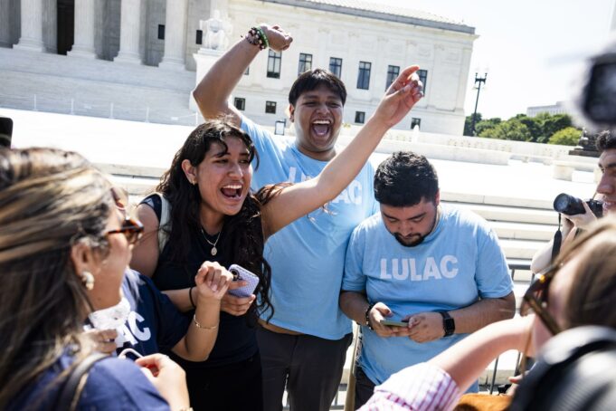 El Supremo de EE. UU. anula la orden de Trump sobre ciudadanía por nacimiento Jóvenes de LULAC celebran con alegría frente a la Corte Suprema de EE. UU. tras el fallo de ciudadanía por nacimiento.