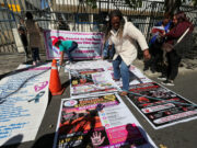 Presos en Ecuador sufren crisis por tuberculosis Familiares de reclusos protestan en Quito exigiendo atención médica por brotes de tuberculosis en cárceles.