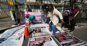 Presos en Ecuador sufren crisis por tuberculosis Familiares de reclusos protestan en Quito exigiendo atención médica por brotes de tuberculosis en cárceles.