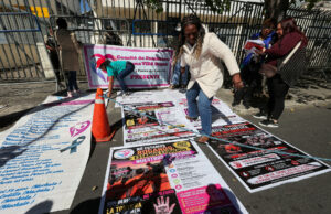 Presos en Ecuador sufren crisis por tuberculosis Familiares de reclusos protestan en Quito exigiendo atención médica por brotes de tuberculosis en cárceles.