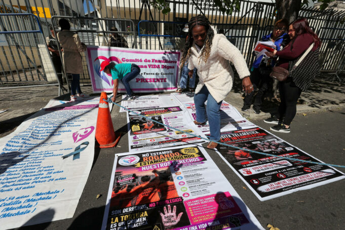 Presos en Ecuador sufren crisis por tuberculosis Familiares de reclusos protestan en Quito exigiendo atención médica por brotes de tuberculosis en cárceles.