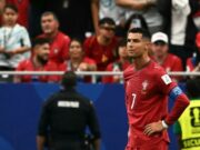 Mundial 2026: RD Congo amarga el debut de Portugal Cristiano Ronaldo con las manos en la cintura y rostro serio vistiendo la camiseta roja de Portugal en el Mundial 2026.