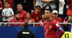 Mundial 2026: RD Congo amarga el debut de Portugal Cristiano Ronaldo con las manos en la cintura y rostro serio vistiendo la camiseta roja de Portugal en el Mundial 2026.